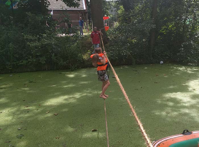 Met een apenbrug oversteken