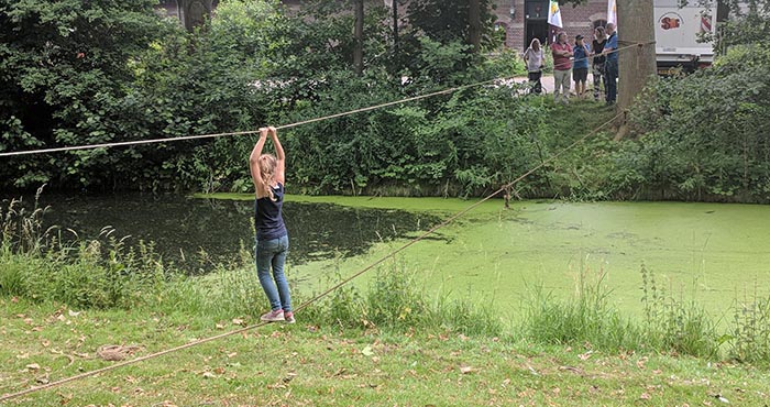 Met een apenbrug oversteken