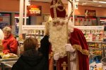 De Sint is natuurlijk erg geintresseerd ... (149 KB)