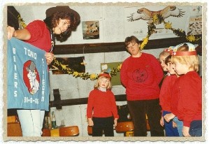 De nieuwe bevervlag wordt getoond aan de kersverse Bevers.