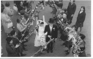 De Senior-Padvindsters maken een ere-haag.