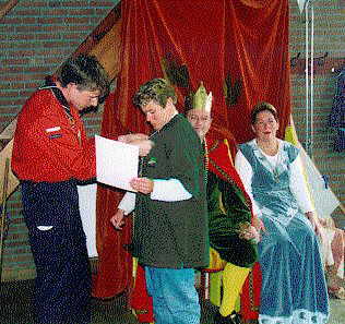 Groepsbegeleidster Pauli Meyer ontvangt haar jubileumteken.