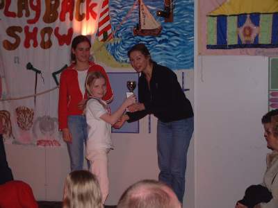 Eveline Bakker ontvangt de wisselbeker