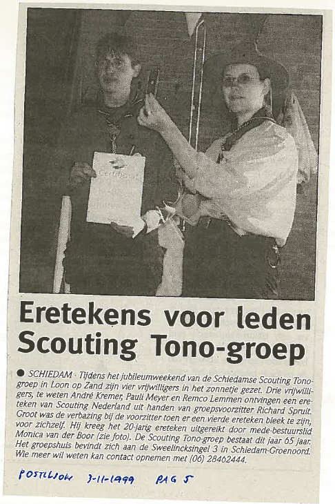 Monica van der Boor toont hier haar 5-jaar jublieumteken.